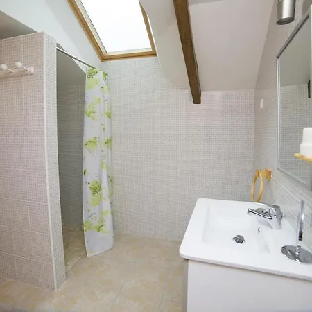 Des Huttes Bain-de-Bretagne